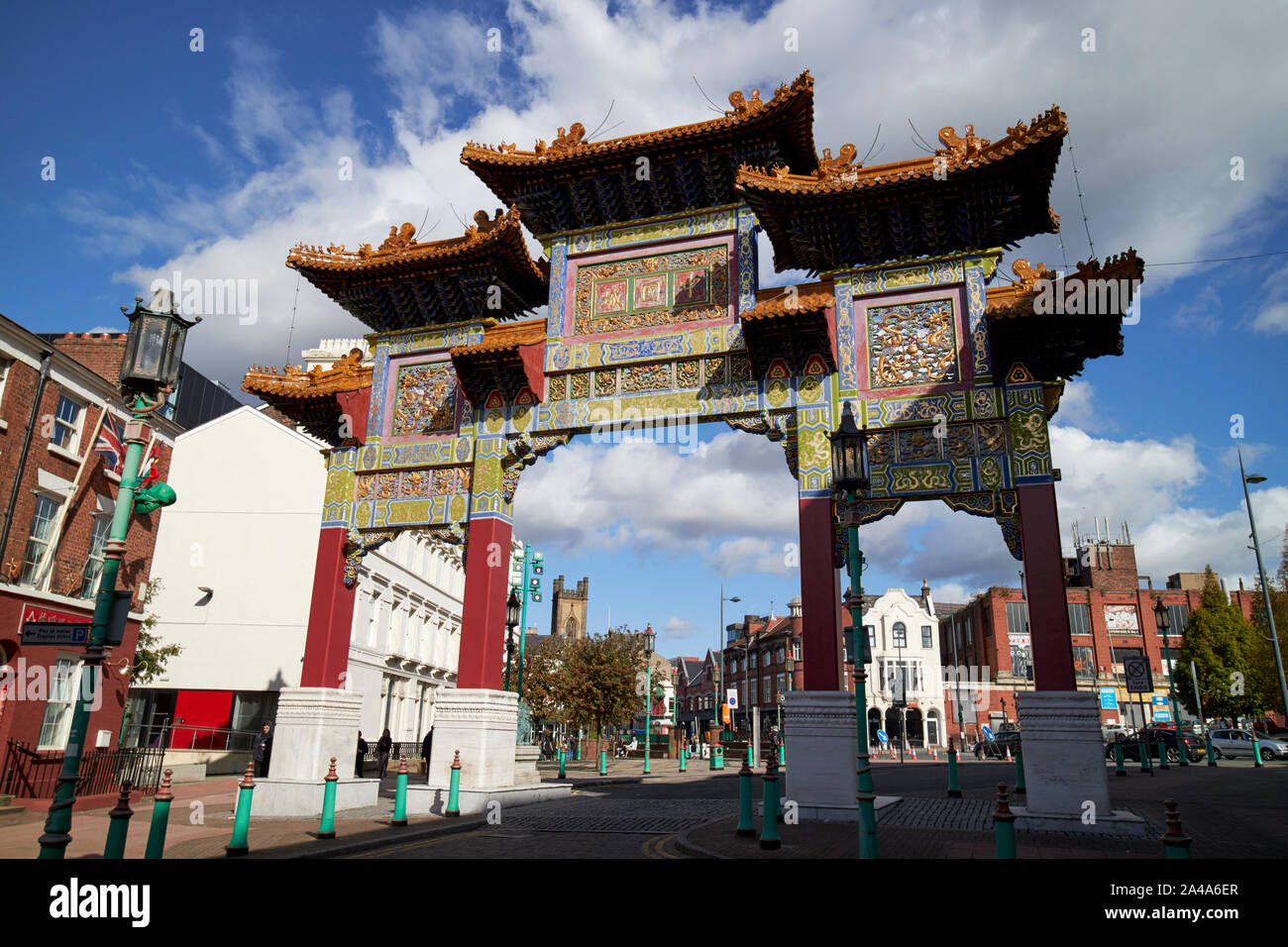 Chinatown gate arco cinese Liverpool England Regno Unito Foto Stock