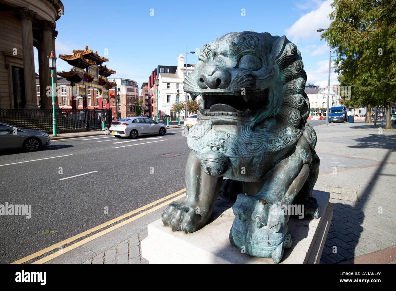 Foo cane custode cinese lion su grande George St entrata a Chinatown Liverpool England Regno Unito Foto Stock