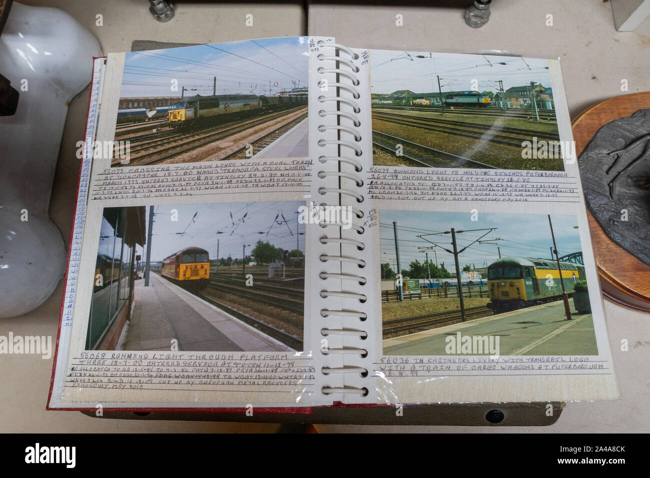 Treno spotter ufficiale con fotografie di treni Foto Stock