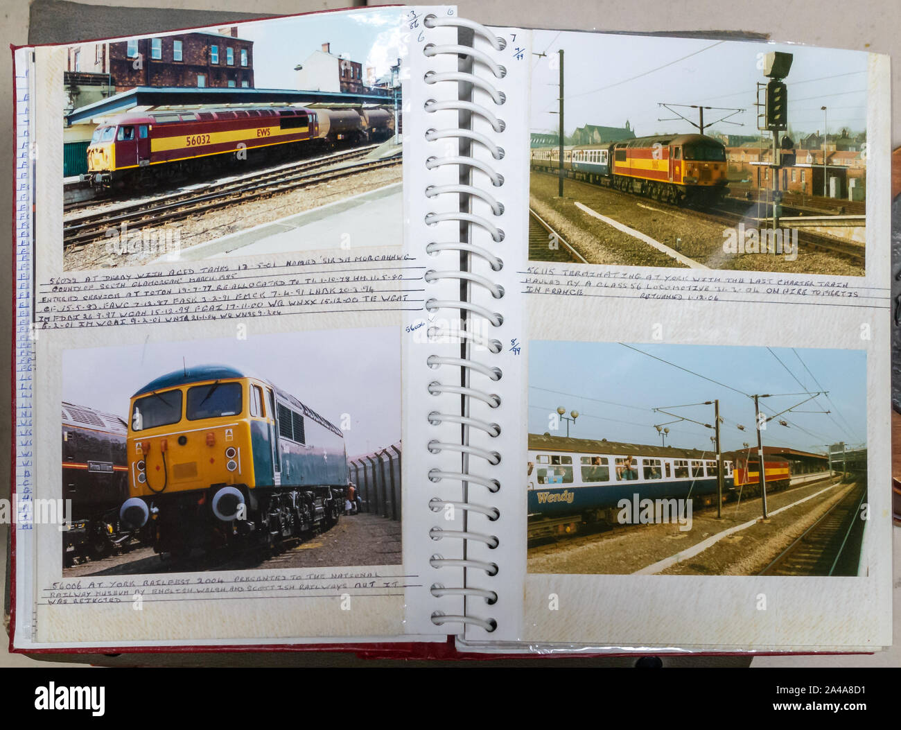 Treno spotter ufficiale con fotografie di treni Foto Stock