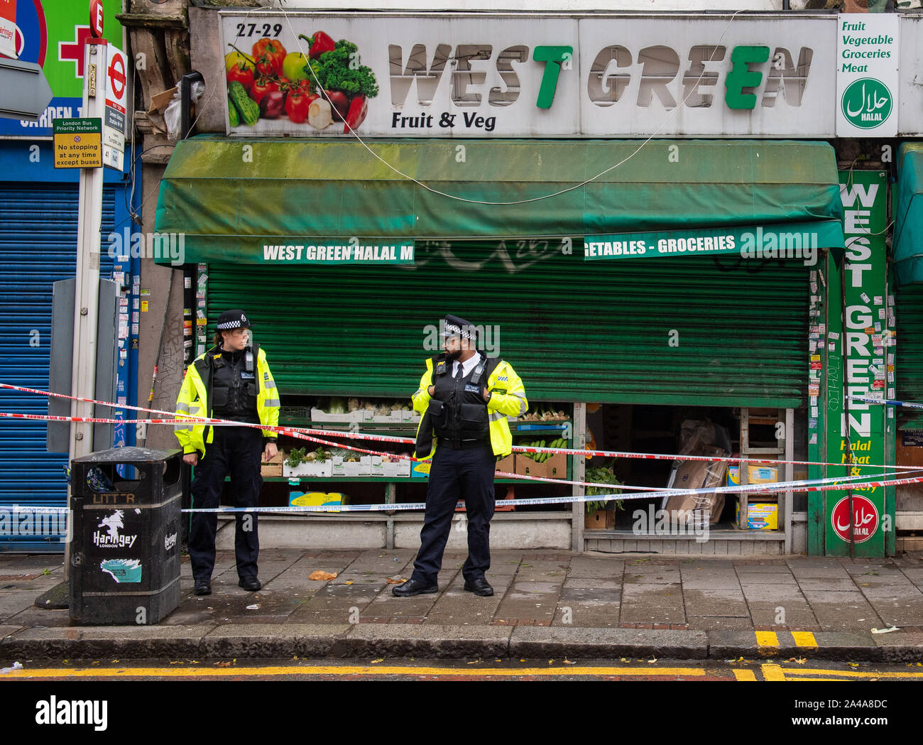 La polizia al di fuori dell'Occidente verde carne halal macelleria ad ovest sulla strada verde, Tottenham, Londra, a seguito di un incidente in cui due uomini sono stati accoltellato e un terzo uomo è stato aggredito. Foto Stock
