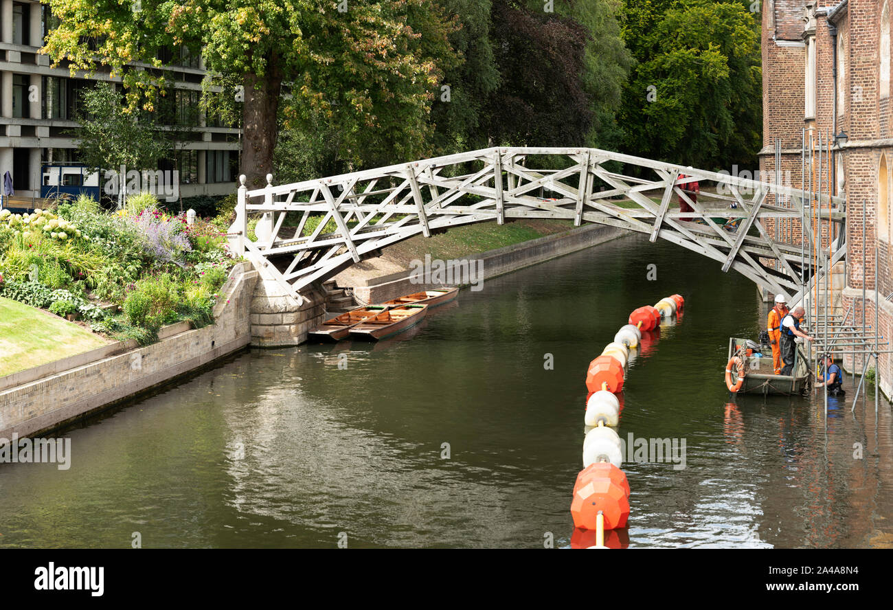Riparazioni a ponte al ponte di matematica sul fiume Cam, Queens' College di Cambridge. Foto Stock