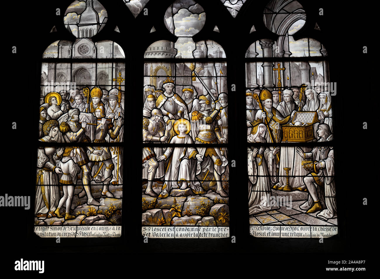 Le vetrate colorate raffiguranti scene della vita di San Floscel, Beaune cattedrale, Francia. Foto Stock