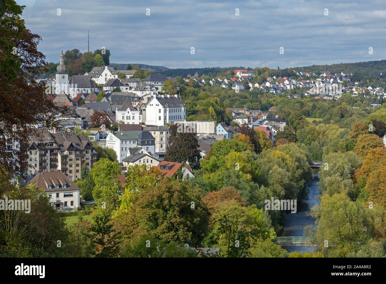 La collina del castello e il fiume Ruhr, Arnsberg, Sauerland, Renania settentrionale - Vestfalia, Germania Foto Stock