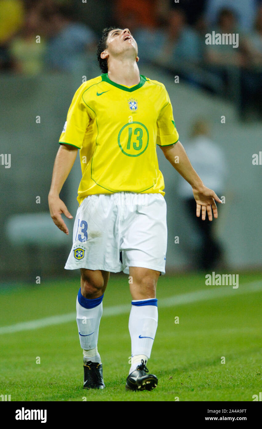 FIFA stadium Colonia Germania 22.06.2005, calcio: FIFA Confederations Cup Giappone (JPN, blu) vs Brasile (BRA, giallo) 2:2 ; CICINHO (BRA) Foto Stock