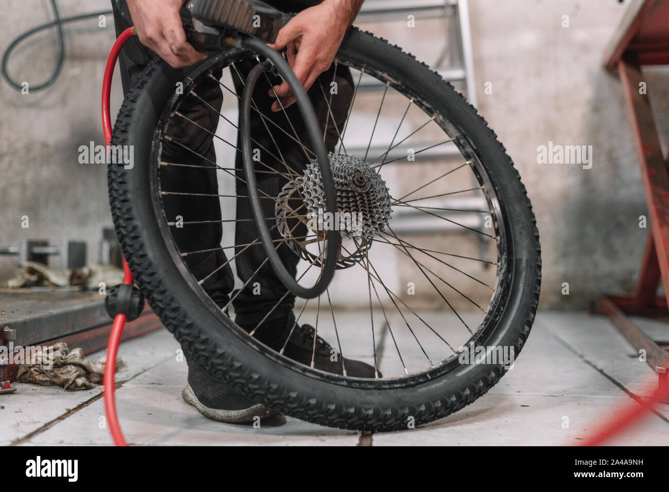 Mechanic la riparazione di un pneumatico di una bicicletta piatto in un  piccolo laboratorio Foto stock - Alamy