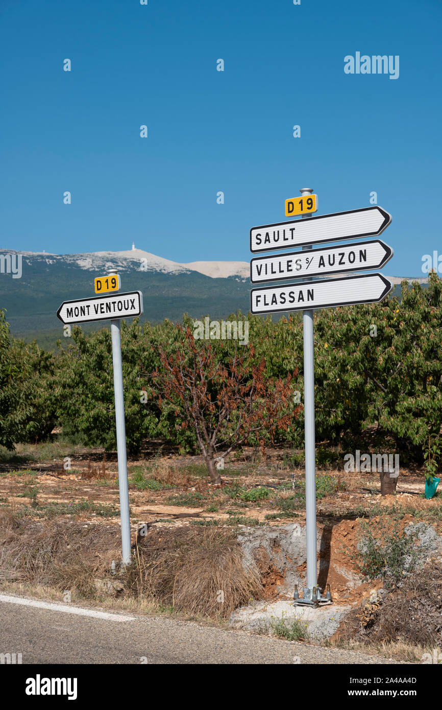 I cartelli stradali in il Mont Ventoux area, Provenza, Francia. Foto Stock