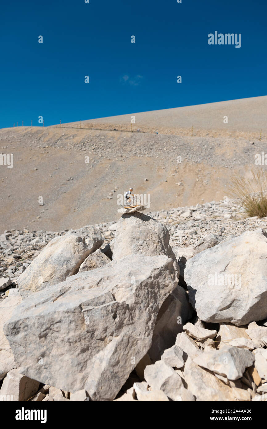 Ciclista in miniatura nel team Peugeot colori sul Mont Ventoux, Provenza, Francia. Foto Stock