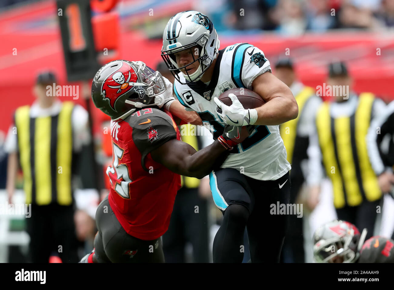 Tottenham Hotspur Stadium, Londra, Regno Unito. Xiii oct, 2019. National Football League, Carolina Panthers rispetto a Tampa Bay Buccaneers; Carolina Panthers running back Christian McCaffrey (22) evita il Tampa Bay Buccaneers Linebacker Devin bianco (45) affrontare e punteggi un touch down per 15-7 - Editoriale usare carte di credito: Azione Plus sport/Alamy Live News Foto Stock