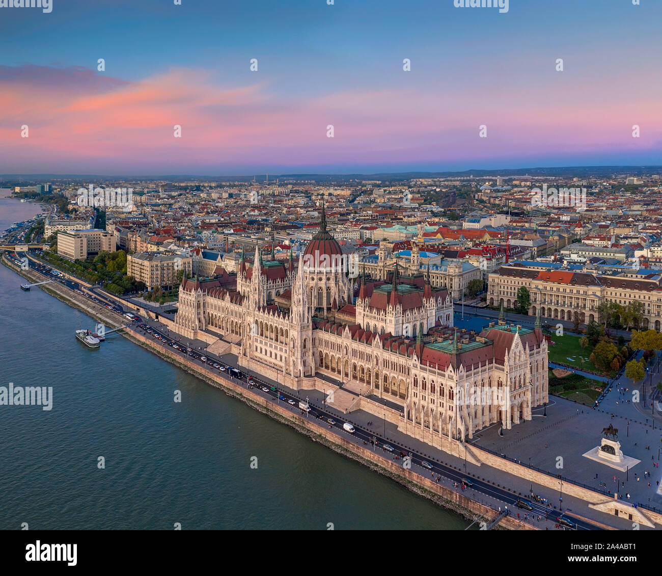 Foto aerea del palazzo del Parlamento presso la banca di fiume del Danubio, Budapest, Ungheria Foto Stock