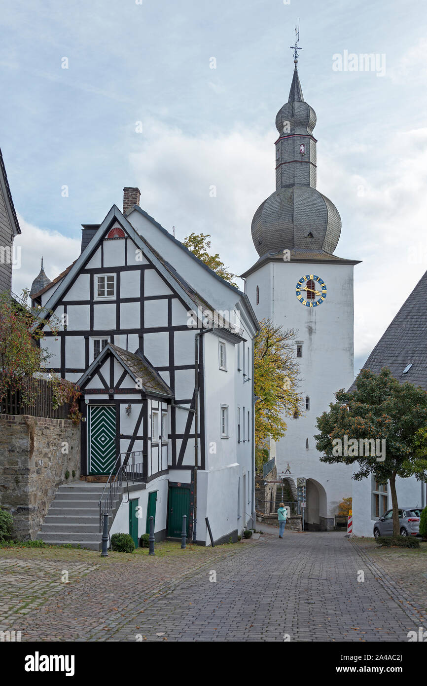 Il campanile e le case del telaio sulla collina del castello, Arnsberg, Sauerland, Renania settentrionale - Vestfalia, Germania Foto Stock