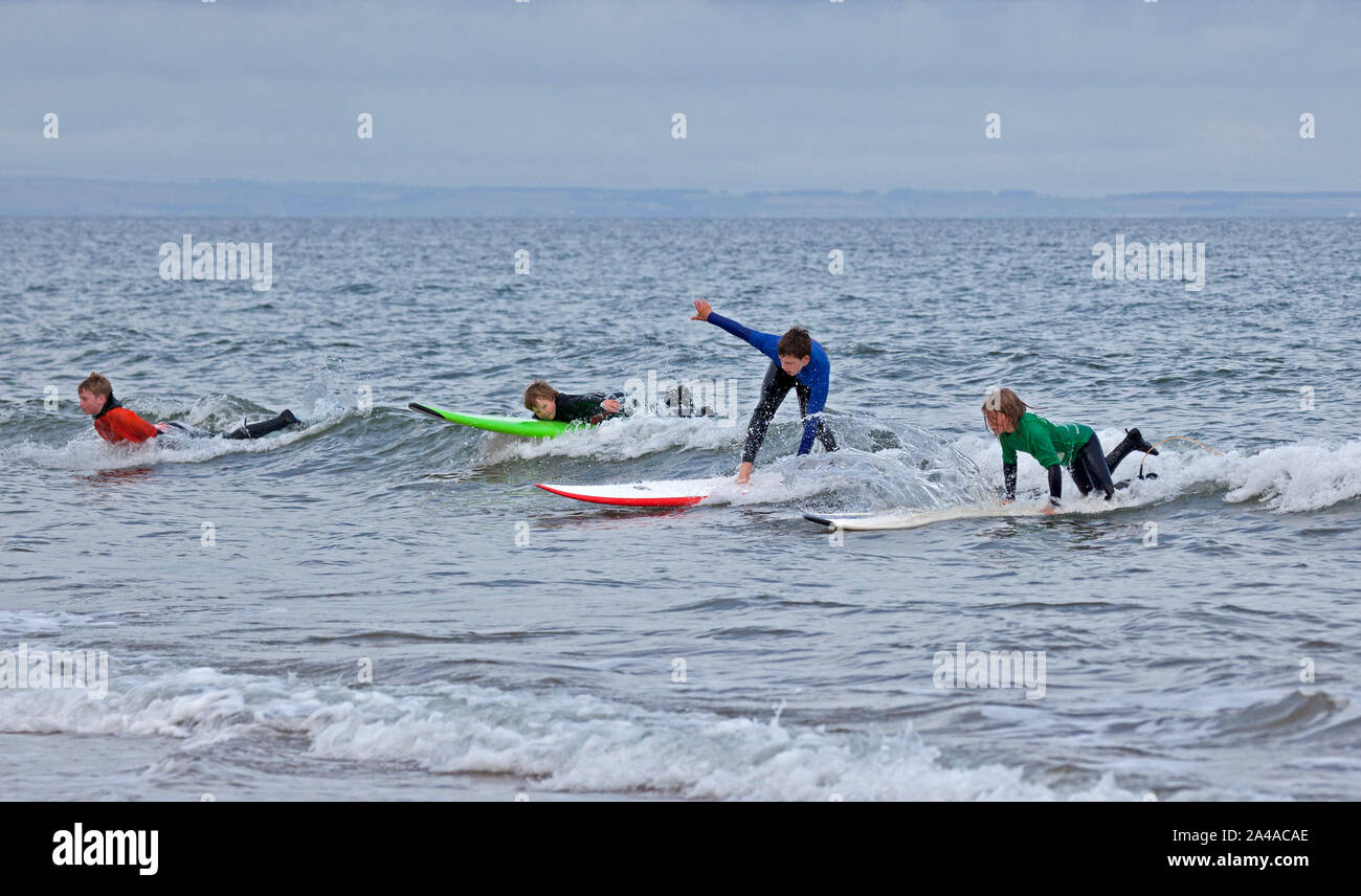 Belhaven Beach, East Lothian, Scozia, Regno Unito. 13 ottobre 2019. Decine di adulti e ragazzi hanno preso parte in pianura Longboard Surf Contest, foto di alcuni dei concorrenti che partecipano alle semifinali di che cosa è un evento annuale, questo anno si è tenuta a Dunbar. Vero per il surf style questo evento ha una bellissima mellow sentire, rilassarsi sulla spiaggia Belhaven guardando alcune incredibilmente di talento di surfers. I ragazzi hanno avuto l opportunità di competere su tre mestieri! La U16yr Bodyboard e U18yr Longboard sono eventi qualificanti per la Scottish National Team. Foto Stock