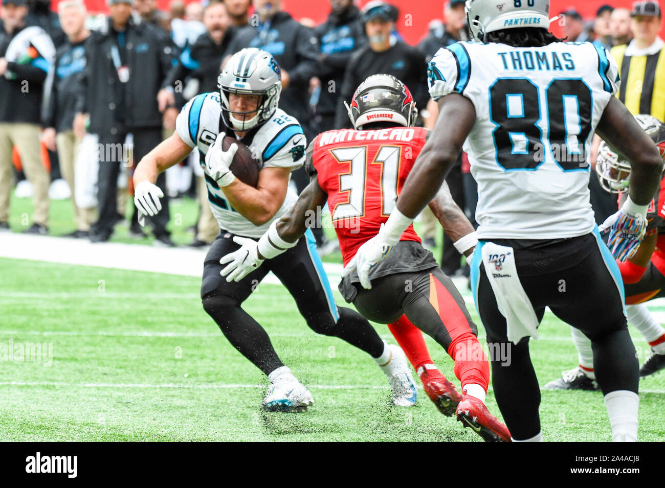 Londra, Regno Unito. Il 13 ottobre 2019. Pantere running back, Christian McCaffrey (22) punteggi un touchdown durante la partita di NFL Tampa Bay Buccaneers v Carolina Panthers a Tottenham Hotspur Stadium. Credito: Stephen Chung / Alamy Live News Foto Stock