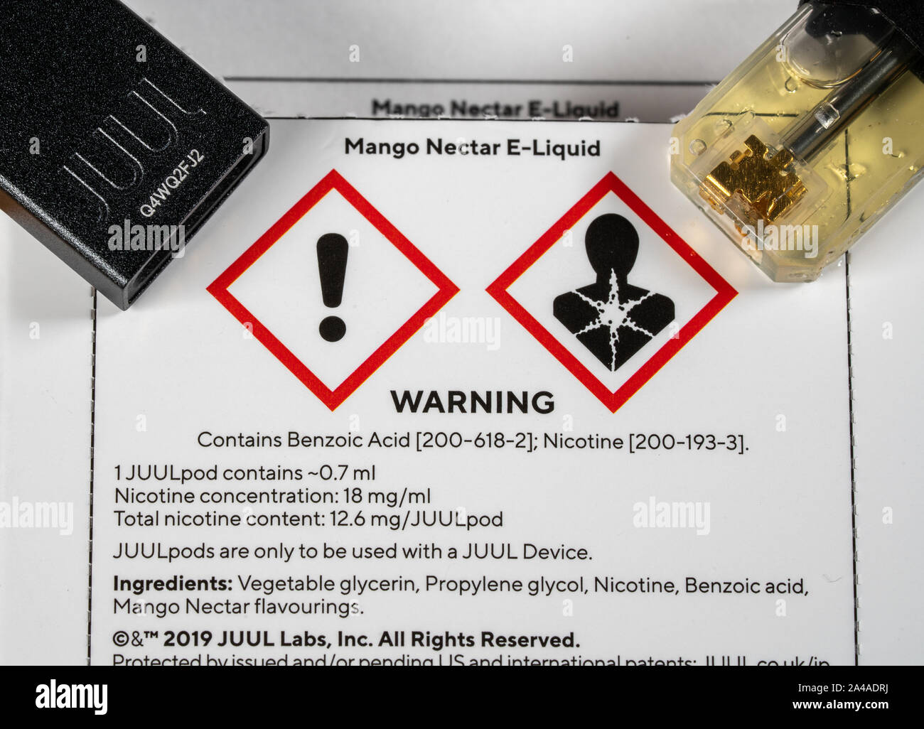 MORGANTOWN WV - 13 Ottobre 2109: Segno di avvertimento per Juul e-sigaretta o nicotina erogatore di vapore box che mostra gli ingredienti dell'E-pod di liquido Foto Stock