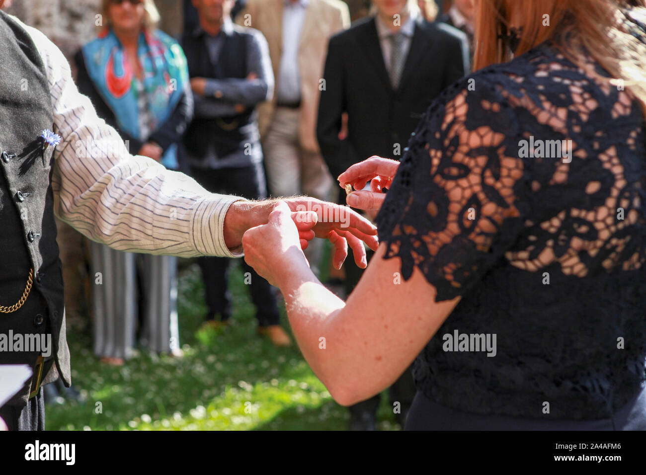 Questa immagine si riferisce a una cerimonia Handfasting nello Shropshire. Handfasting, secondo lo sposo, risale all XI secolo. Foto Stock