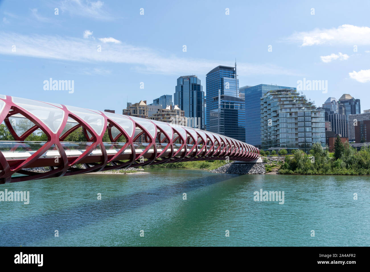 Calgary, Canada - 31 Luglio 2019: Ponte di Pace e il centro cittadino di in background Foto Stock