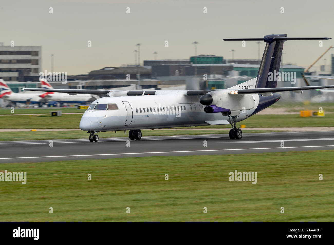 Flybe de Havilland Canada DHC-8-400Q / Bombardier Q400 G-ECOK all'Aeroporto di Manchester Foto Stock