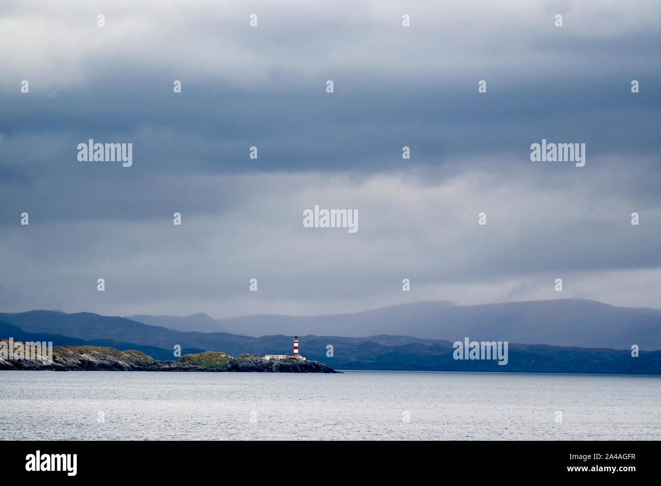 Eilean Glas faro, Scalpay, visto dal mare sulla da Tarbert a Uig traghetto, Harris, Scotland, Regno Unito Foto Stock