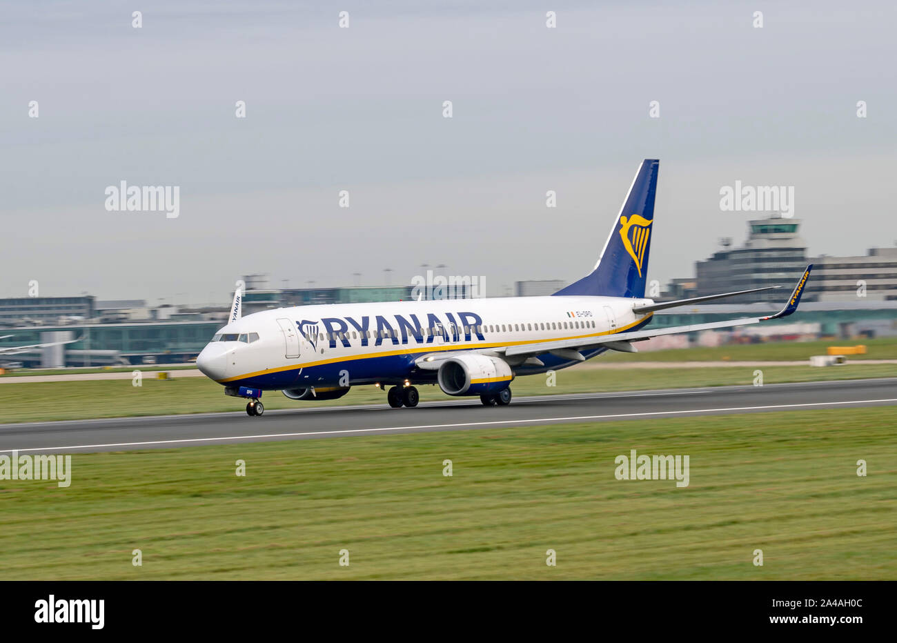Ryanair, Boeing 737-8come, EI-DPD aumenta la velocità per il lancio all'Aeroporto di Manchester Foto Stock
