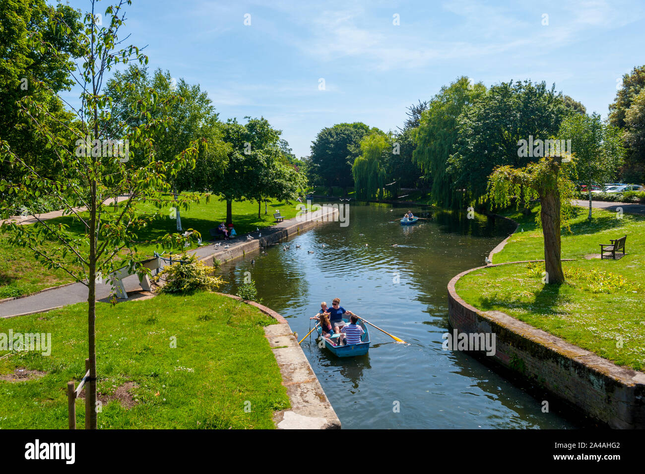 Barca sul Royal Military Canal a Hythe Kent su una soleggiata giornata d'estate Foto Stock