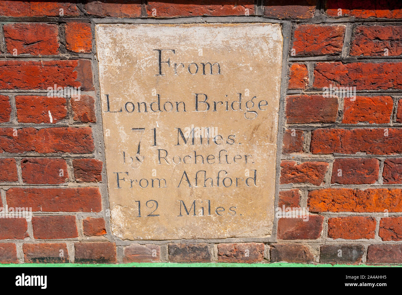 Pietra miliare indicante 71 miglia da Londra. Nella strada principale Hythe Kent Foto Stock