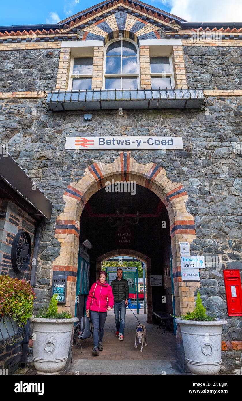 Passeggeri in uscita Betws-y-Coed stazione ferroviaria, il Galles. Foto Stock
