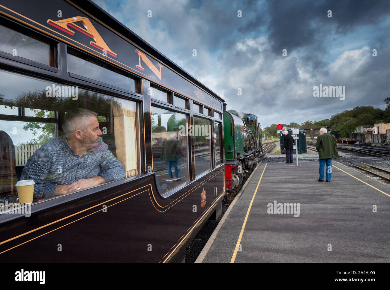I passeggeri a bordo di un pullman della rampa sulla Ffestiniog & Welsh Highland Railway. Foto Stock