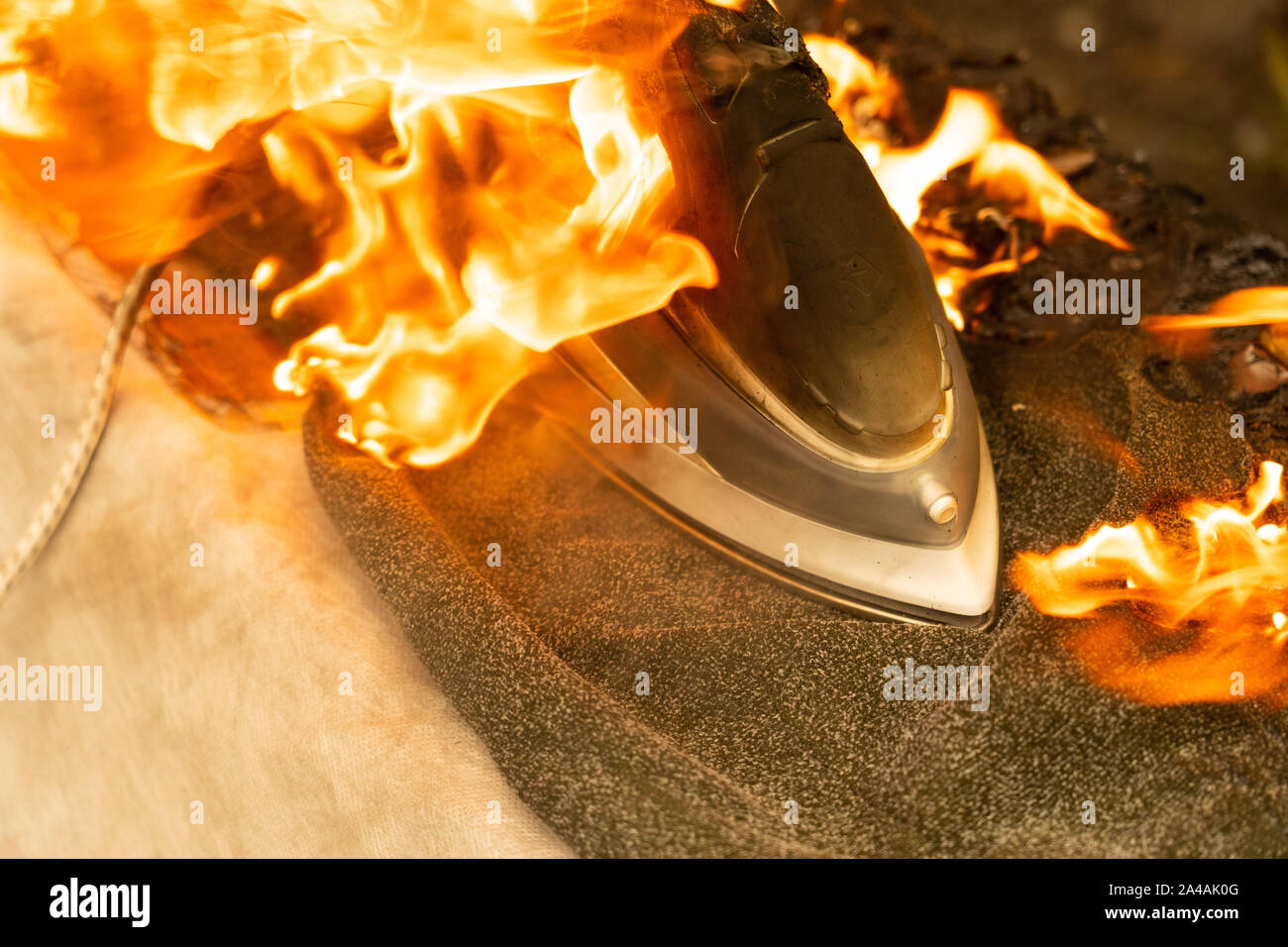 Si sono dimenticati di spegnere il ferro da stiro per la stiratura di  panni. Una manipolazione impropria di elettrodomestici può causare un  incendio. La casa starte Foto stock - Alamy