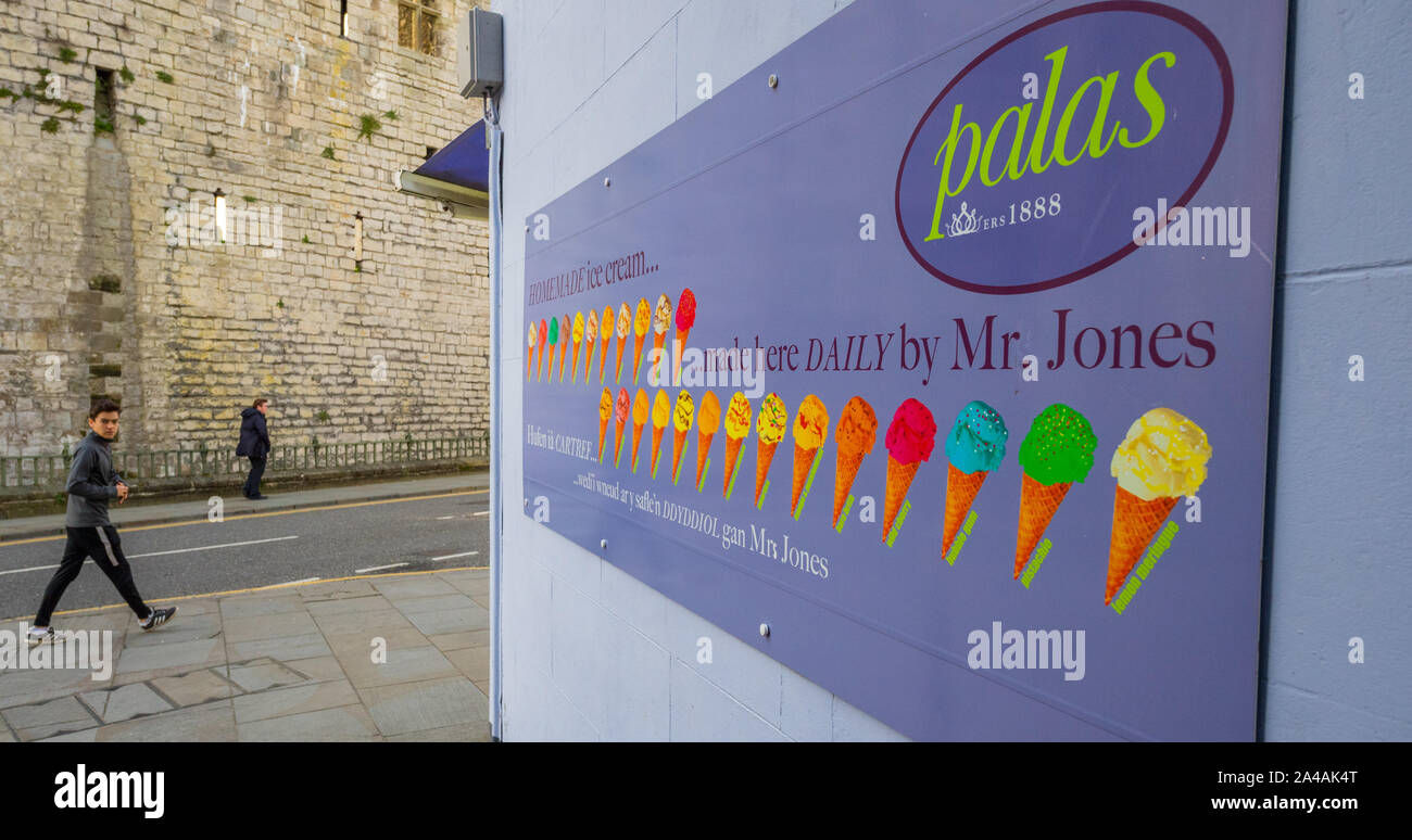 La pubblicità a parete per il gelato fatto in casa in Caernarfon, Galles del Nord, Regno Unito. Foto Stock