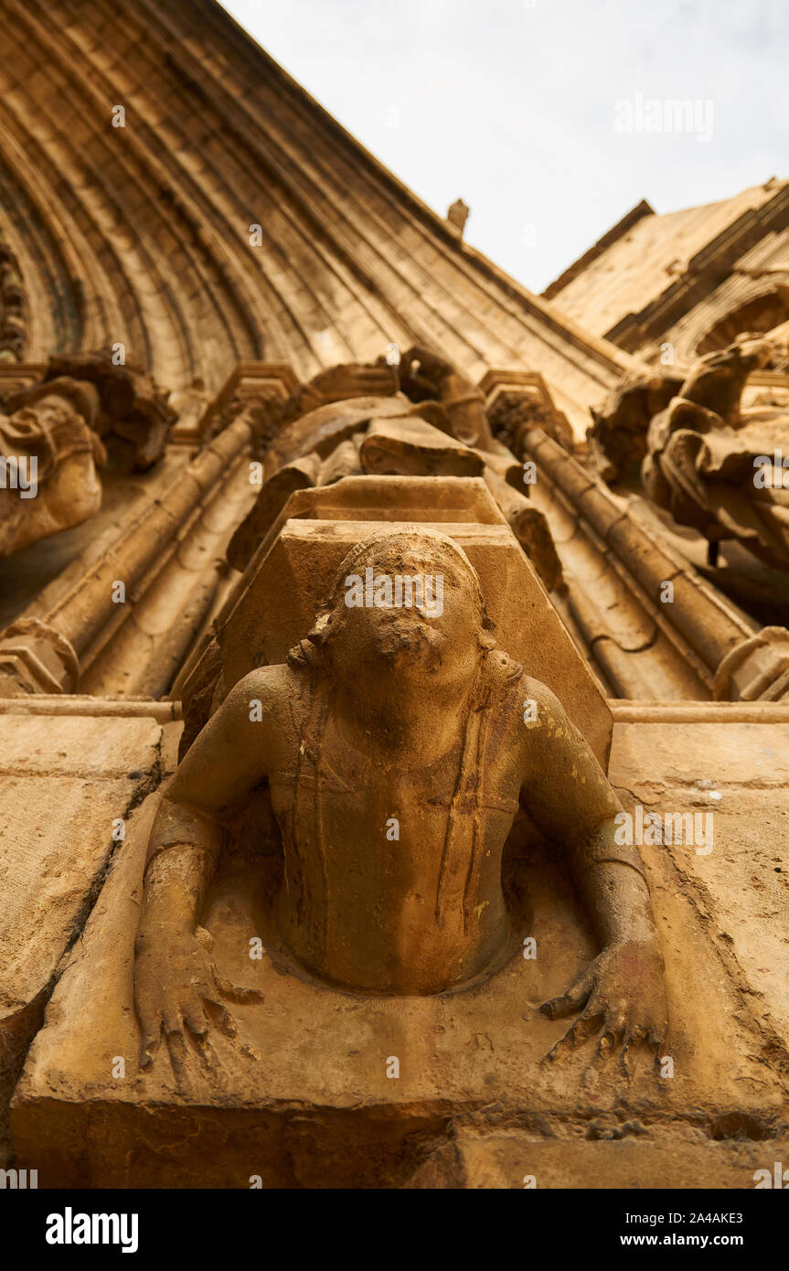 Una figura umana in un piedistallo degli Apostoli Gate di Santa Maria la Mayor chiesa gotica (Morella, Maestrazgo, Castellón, Comunidad Valenciana, Spagna) Foto Stock
