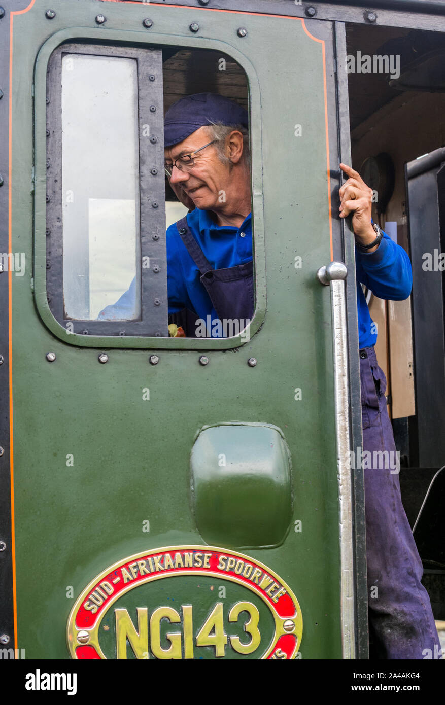 Driver della Ex South African ferrovie NGG16 Garratt classe in livrea verde operanti sul Ffestiniog e Welsh Highland railway, Galles del Nord, Regno Unito Foto Stock