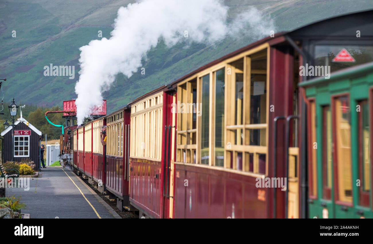 Treni a vapore sul Welsh highland railway a Rhyd Ddu stazione ferroviaria, il Galles del Nord, Regno Unito Foto Stock