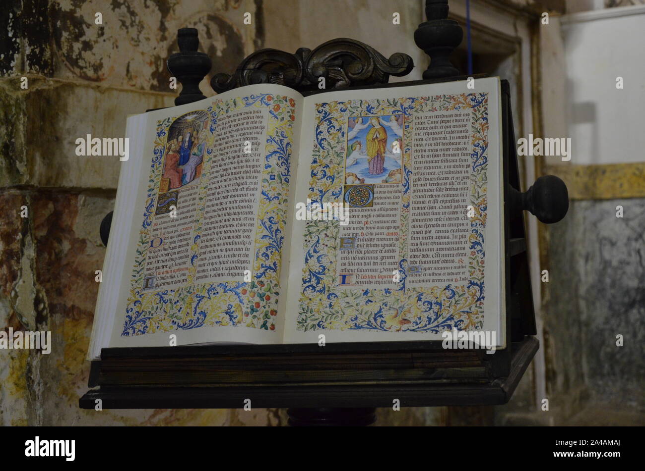 Antico borgo medioevale libro in una chiesa Foto Stock