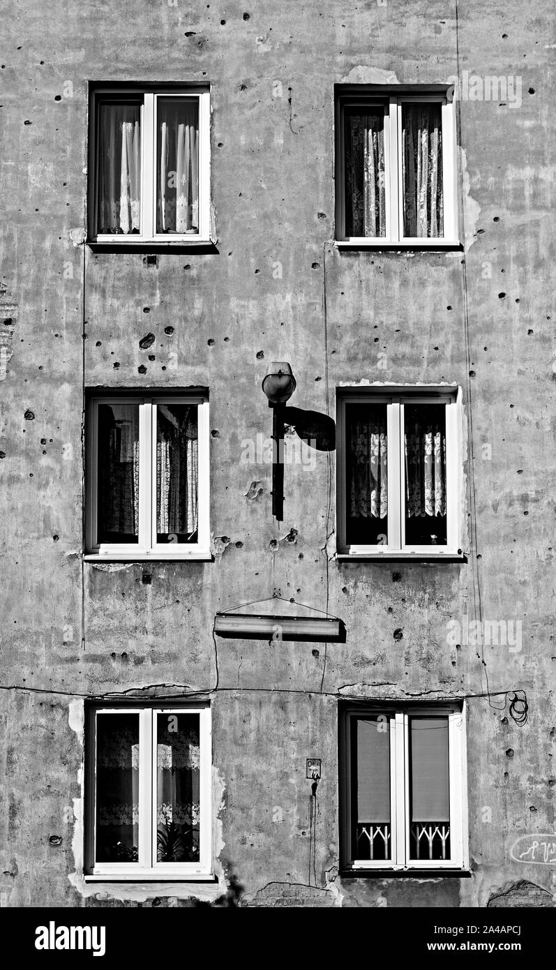 Immagine in bianco e nero di vecchi tenement nel capitale della Polonia Varsavia nel quartiere di Praga con la seconda guerra mondiale segni di colpi sul suo parget Foto Stock