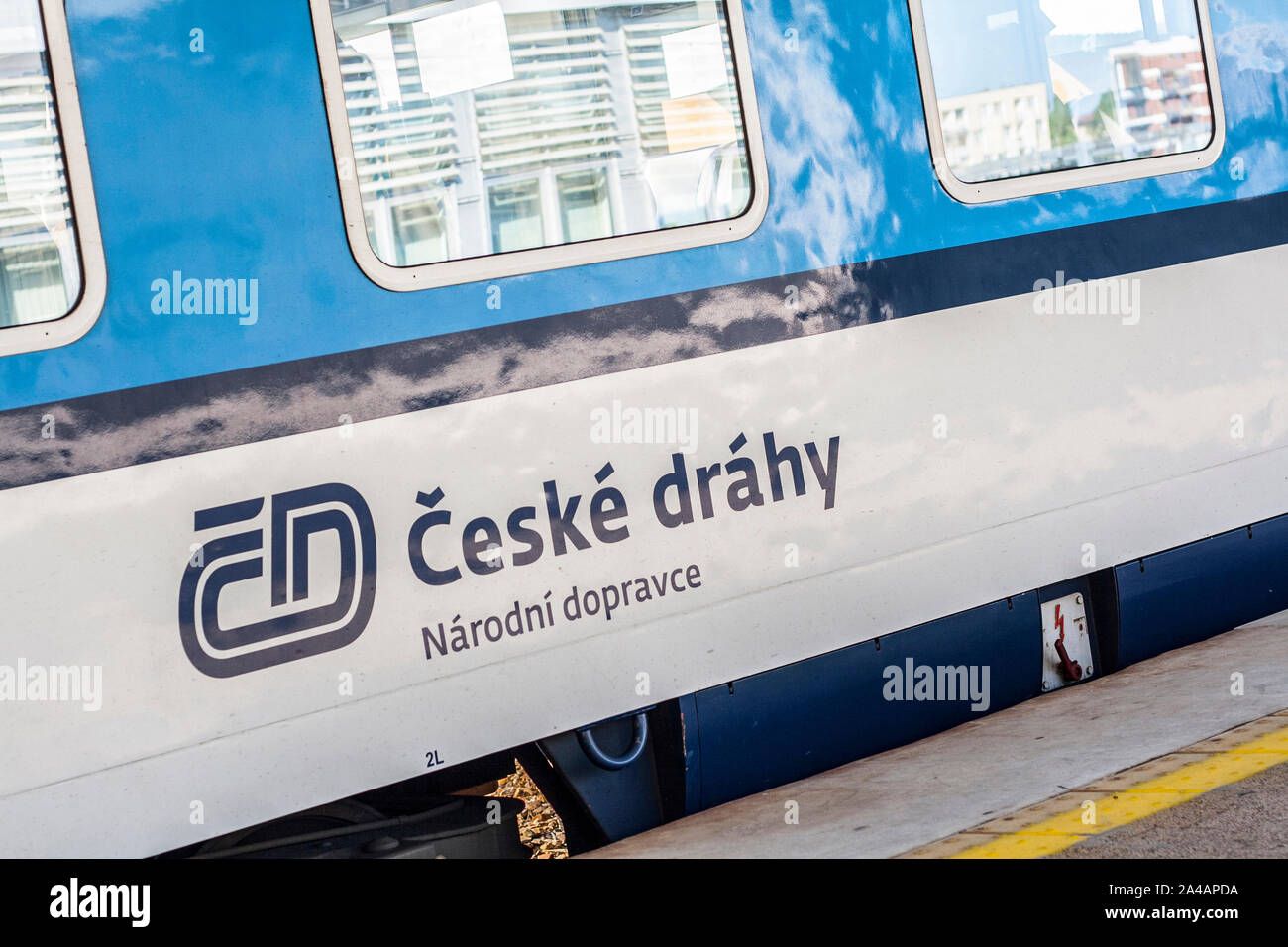 Trenino bianco e blu autovetture di Repubblica Ceca Railway Ceske drahy in piedi sulla piattaforma Foto Stock