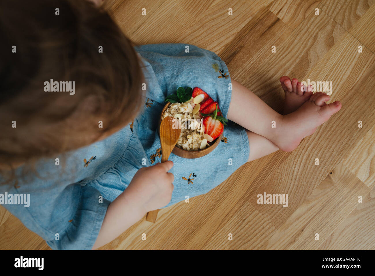 Chiudere l'immagine. Baby mangiare porridge con fragole Foto Stock