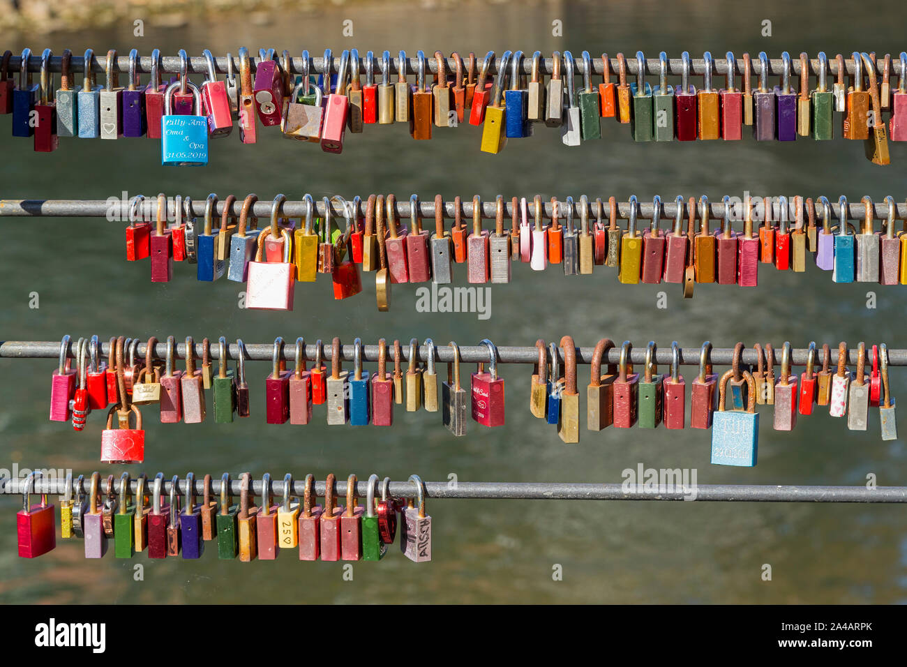 Amore si blocca a pennino Brause Bridge, Lueneburg, Bassa Sassonia, Germania Foto Stock