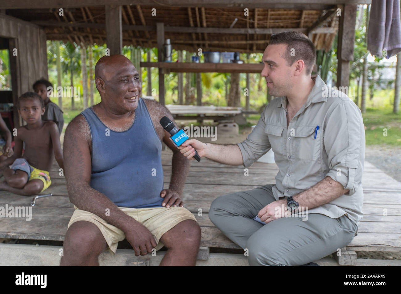 (191013) -- HONIARA, Ottobre 13, 2019 (Xinhua) -- residente locale Mark Poghula parla durante un'intervista con Xinhua a Honiara, Isole Salomone, 10 ottobre, 2019. Per andare con 'Funzione: progetti infrastrutturali impostare fase nei rapporti diplomatici fra Cina, Isole Salomone' (Foto da Zhu Hongye/Xinhua) Foto Stock