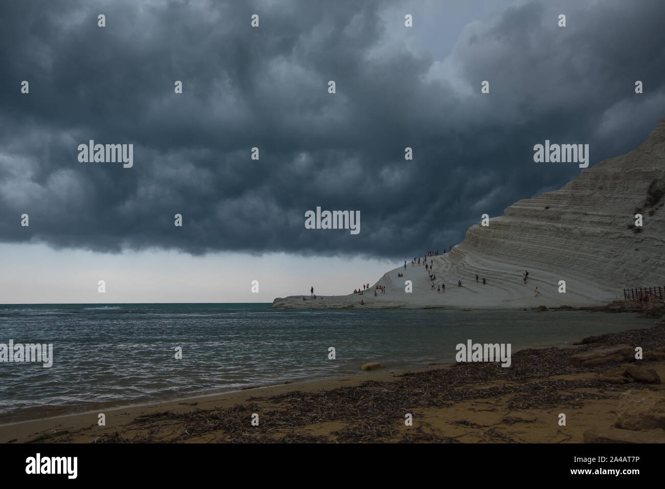 Tempesta giornata con nuvole grigie nel cielo, sulla spiaggia turistica con pietra bianca formazione Foto Stock