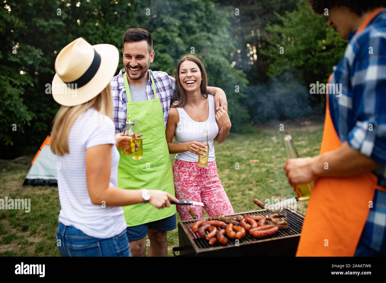 Amici avente un barbecue party e divertimento nella natura Foto Stock