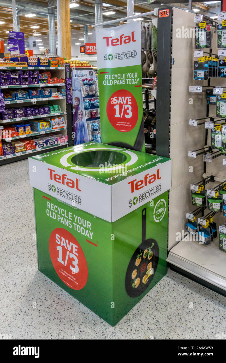 Un Tefal punto di riciclaggio per le vecchie pentole in un supermercato Sainsbury. Foto Stock