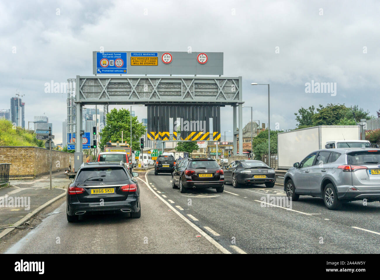 Le vetture in direzione nord sulla Blackwall Tunnel approccio meridionale road. Con cartelli di avvertimento sul tettuccio di gantry e custode Flex altezza del veicolo il sistema di avvertimento. Foto Stock