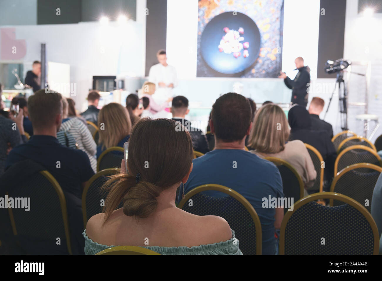Donna d'affari e persone in ascolto sulla conferenza. L'immagine orizzontale Foto Stock