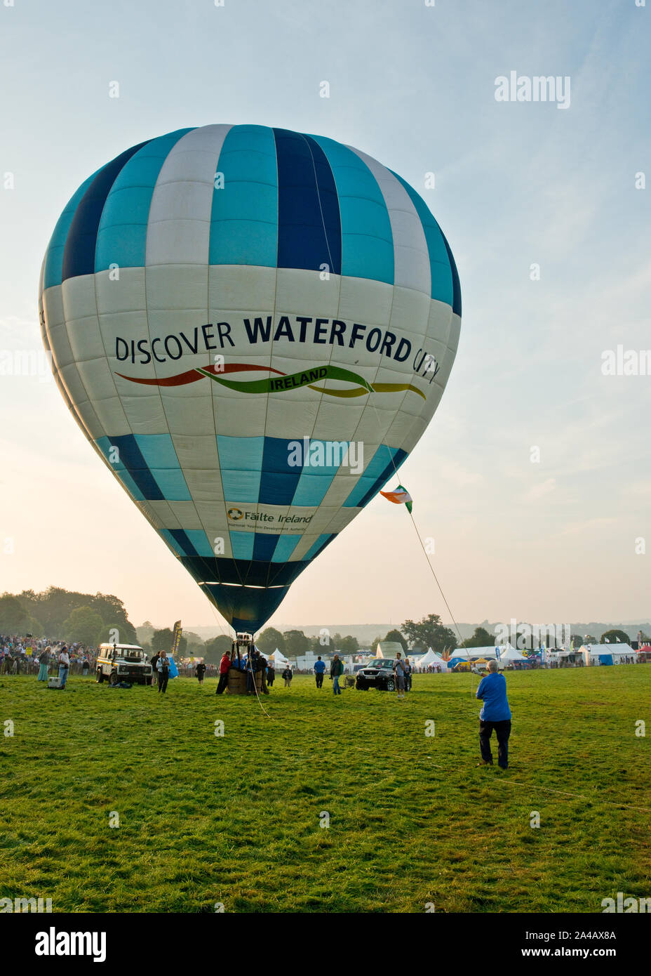 'Discover Waterford City' una mongolfiera. Bristol International Balloon Fiesta, Inghilterra. Foto Stock