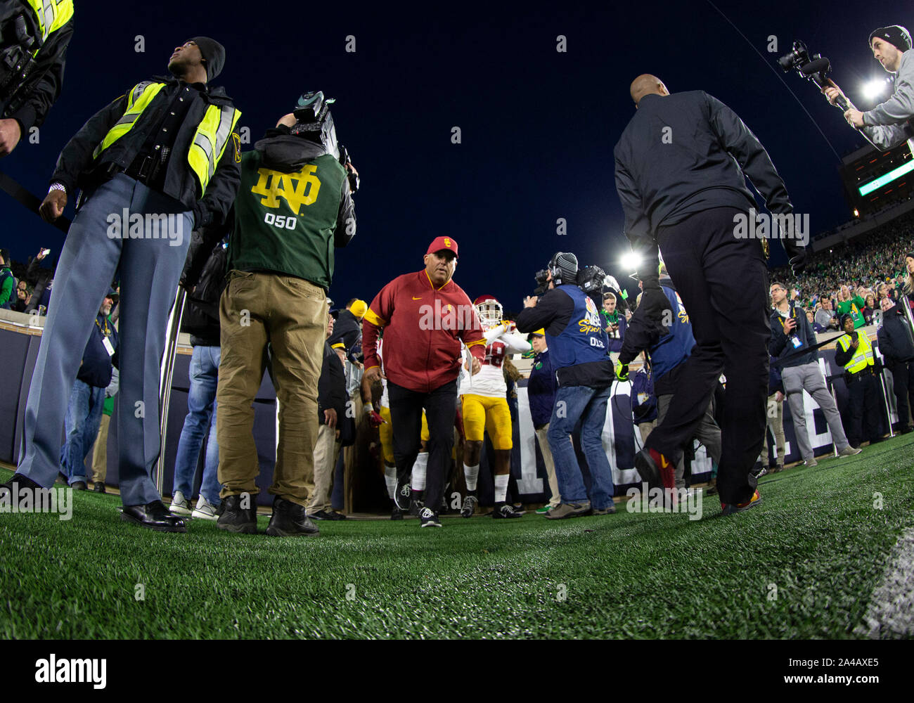 Ottobre 12, 2019: USC head coach Clay Helton conduce la sua squadra fuori del tunnel durante il NCAA Football azione di gioco tra l'USC Trojans e la Cattedrale di Notre Dame Fighting Irish di Notre Dame Stadium di South Bend, Indiana. Notre Dame sconfitto USC 30-27. John Mersits/CSM. Foto Stock