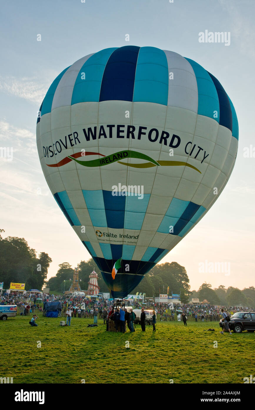 'Discover Waterford City' una mongolfiera. Bristol International Balloon Fiesta, Inghilterra. Foto Stock