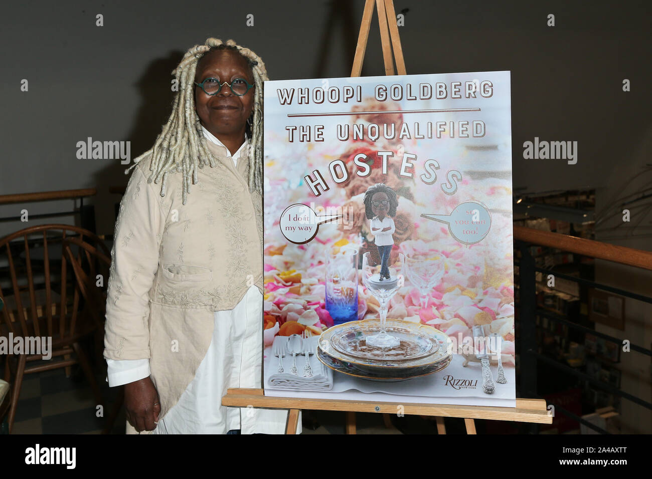 Whoopi Goldberg segni il suo libro "La padrona di casa senza riserve: io lo faccio il mio così puoi troppo!" presso il libro Revue su ottobre 11, 2019 a Huntington, New York. Foto Stock