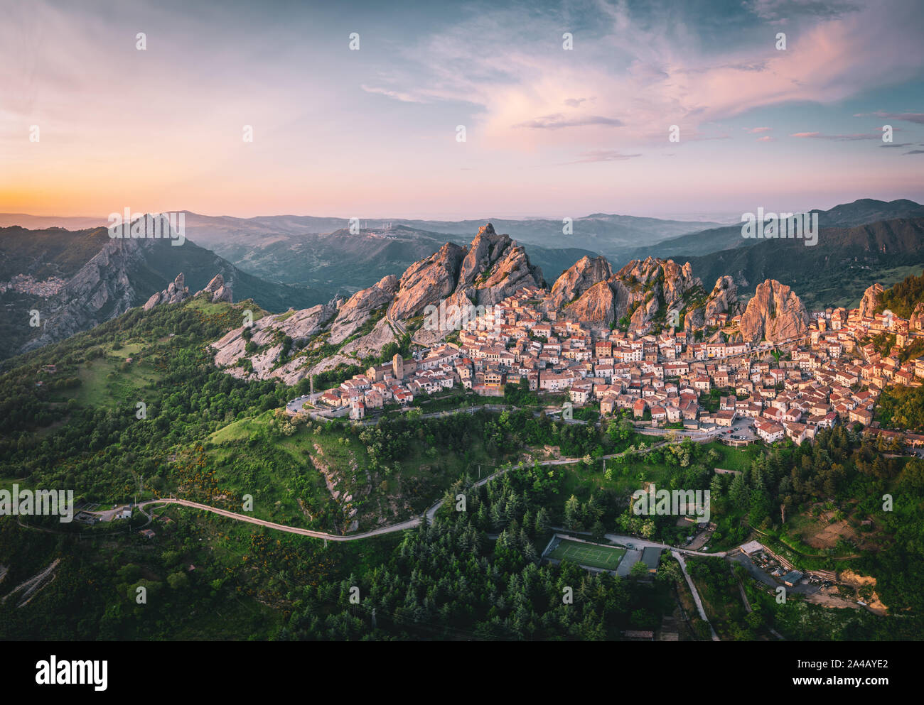 Vista aerea di Pietrapertosa villaggio rurale in Appennino Dolomiti Lucane. Basilicata, Italia, al tramonto Foto Stock