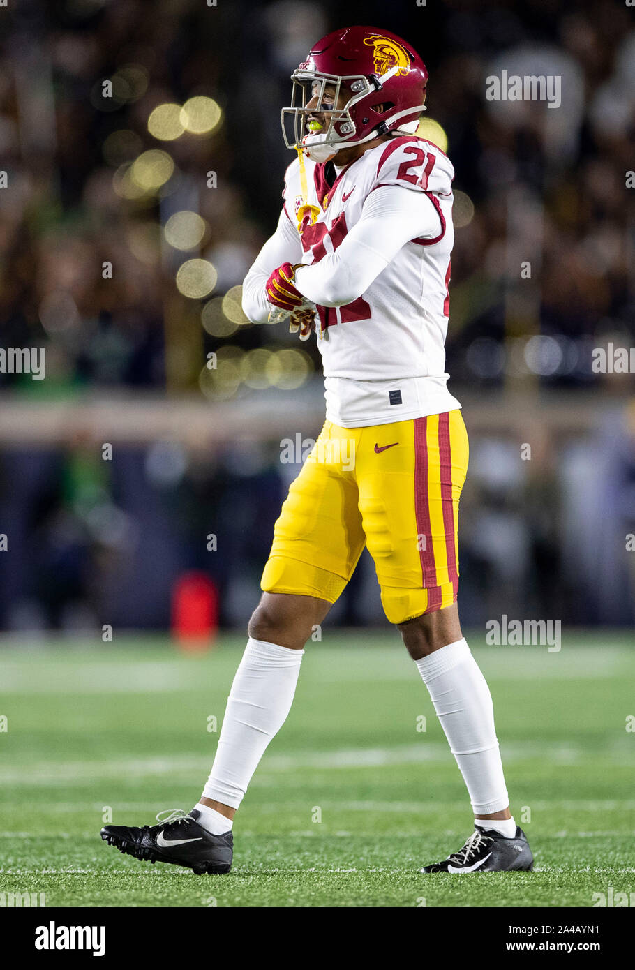 South Bend, Indiana, Stati Uniti d'America. Xii oct, 2019. Sicurezza USC Isaia Pola-Mao (21) durante il NCAA Football azione di gioco tra l'USC Trojans e la Cattedrale di Notre Dame Fighting Irish di Notre Dame Stadium di South Bend, Indiana. Notre Dame sconfitto USC 30-27. John Mersits/CSM/Alamy Live News Foto Stock