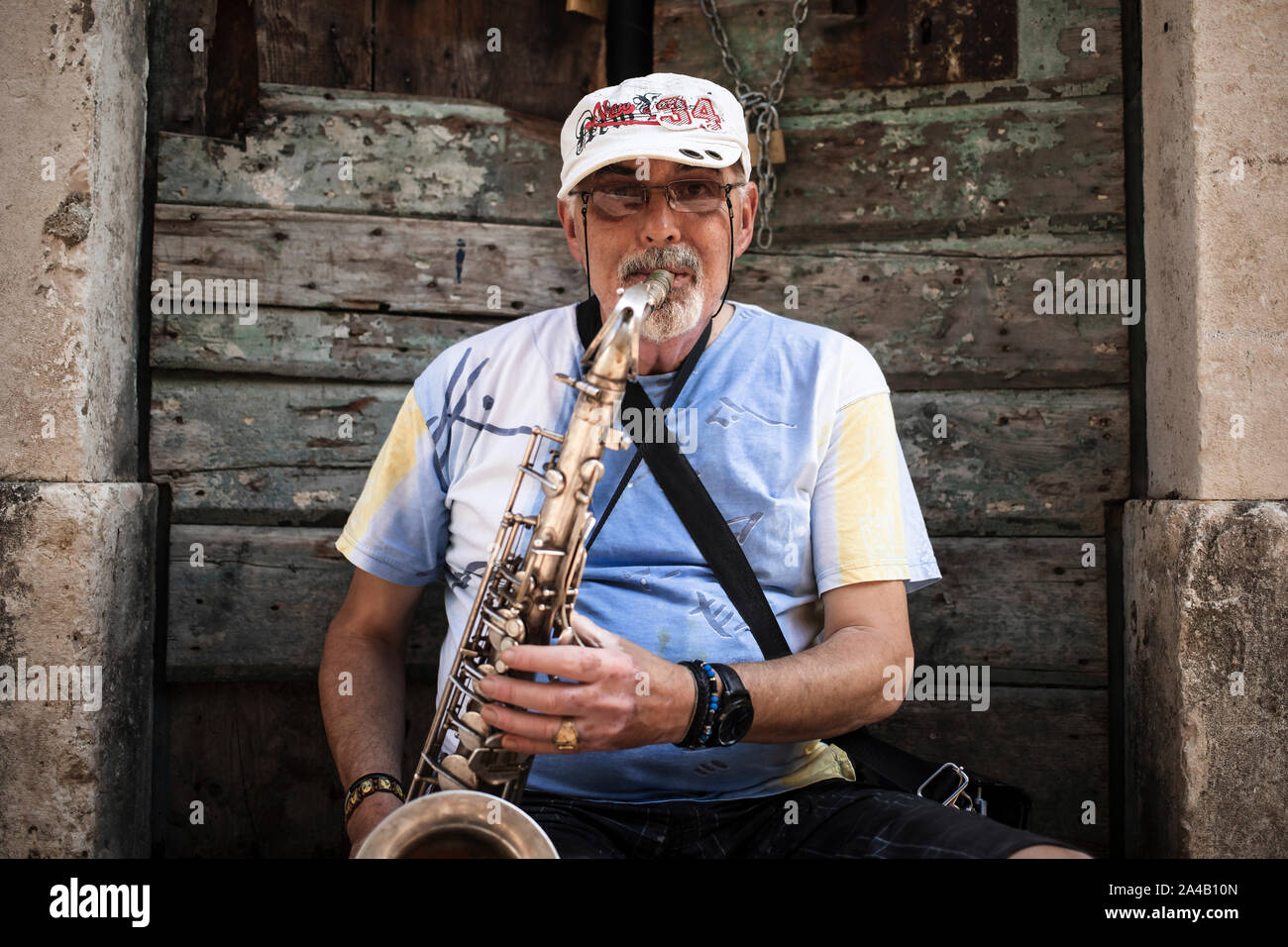 Montenegro, 17 settembre 2019: Ritratto di un uomo che suona il sassofono sulla strada nella città vecchia di Cattaro Foto Stock